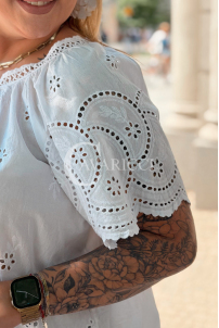 Bluse Dalila Weiß – Lochstickerei & Leichter Schnitt