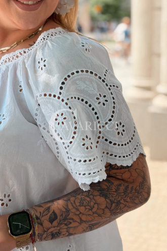 Bluse Dalila Weiß – Lochstickerei & Leichter Schnitt