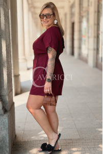 Jumpsuit Elisa Weinrot – Wickelausschnitt & Komfort