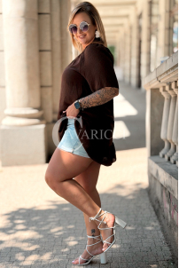 Bluse Anita Schokolade – Leicht & Feminin für Shorts