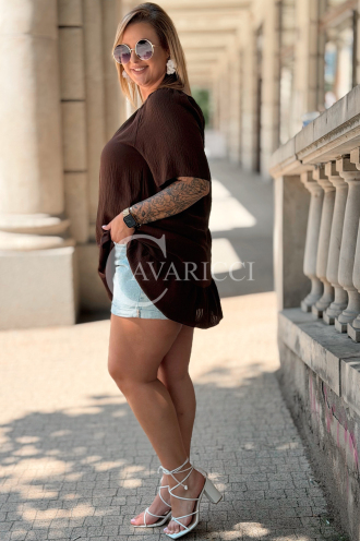 Bluse Anita Schokolade – Leicht & Feminin für Shorts