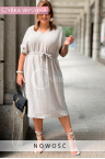 Kleid PAOLINA – Schlichte Eleganz für jeden Tag, lockere Passform und durch eine Bindung betonte Taille Farbe Fango
